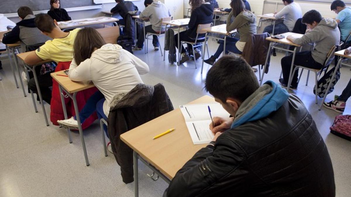 Alumnos de 4º de ESO del instituto Front Marítim, del Poblenou, el miércoles, en la primera jornada de las pruebas externas.