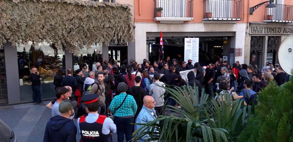 Manifestació contra una parada de VOX a Olot