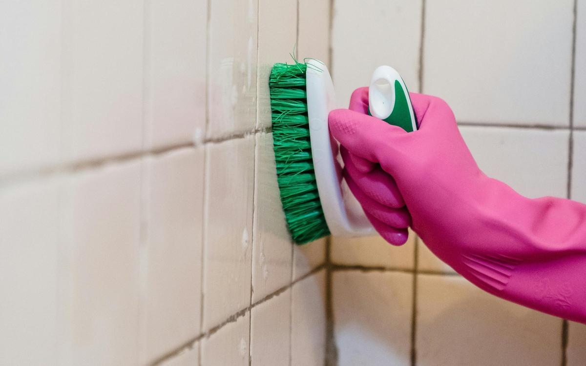 Pared de baño con moho.