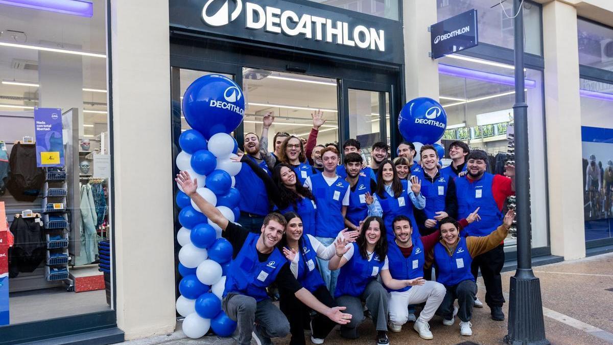 Trabajadores de Decathlon, antes de la inauguración.