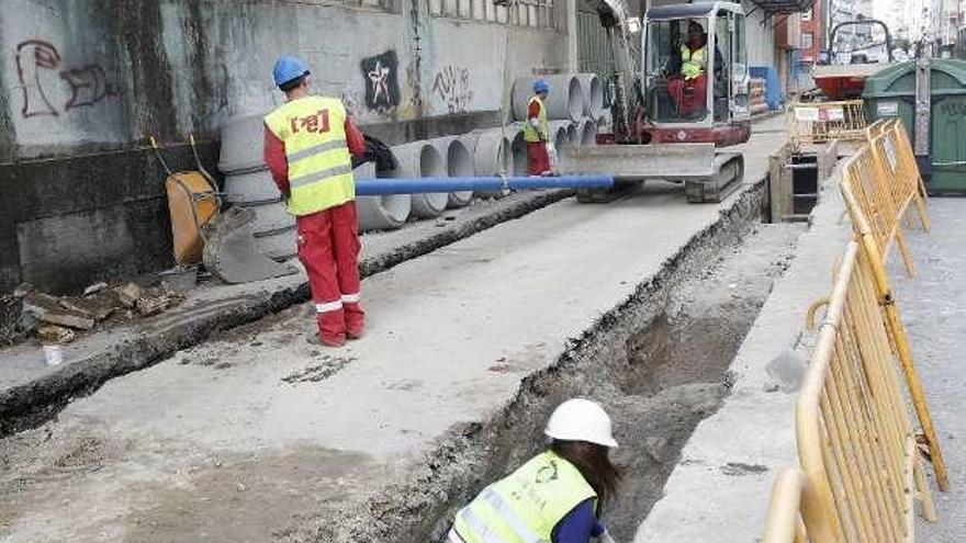 Zanjas abiertas en Marqués de Valterra donde se hallaron los restos. // R. Grobas