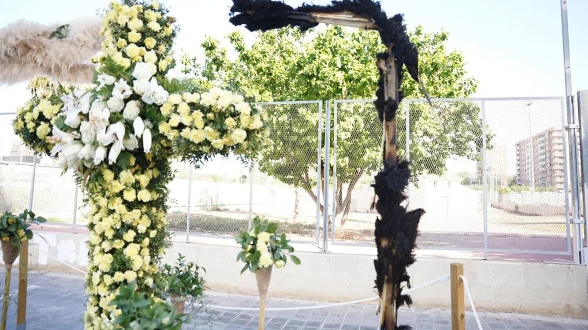 La cruz quemada de la falla Blas Gámez-Ángel Villena
