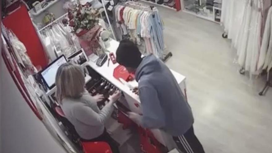 Vídeo: Roba una tienda de ropa de niños en Benicarló amenazando a la dependienta con un cuchillo