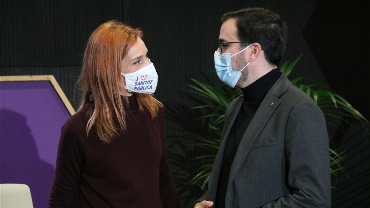 La candidata de En Comú Podemos, Jessica Albiach, hablando con el ministro de Consumo, Alberto Garzón, en un acto en Lloret de Mar.