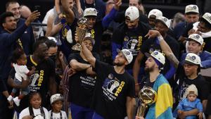 Stephen Curry levanta el trofeo de campeón de la NBA tras superar a los Celtics en la última final