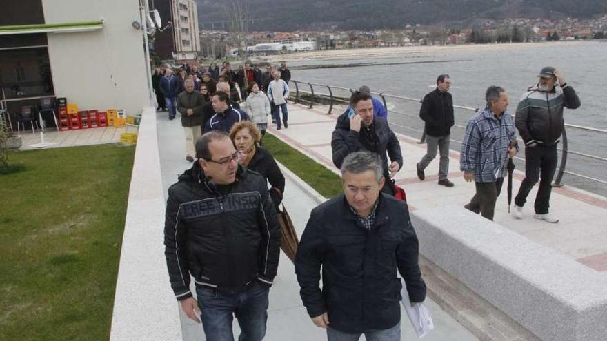 Fervenza y el edil Antonio Sánchez (detrás), en un reciente acto en el tramo acabado del paseo. // S.A.