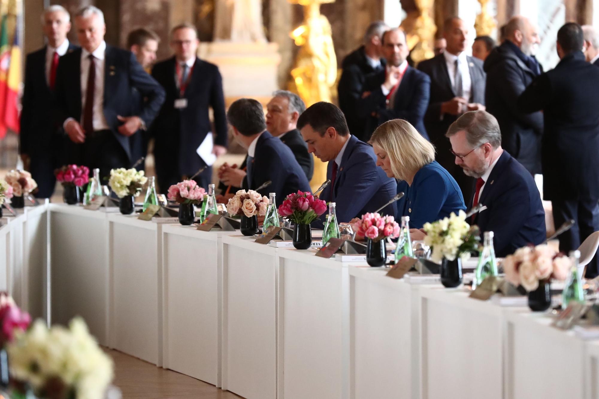 El presidente del Gobierno, Pedro Sánchez (c), durante la cumbre informal de jefes de Estado y Gobierno comunitarios que se celebra en Versalles (Francia).