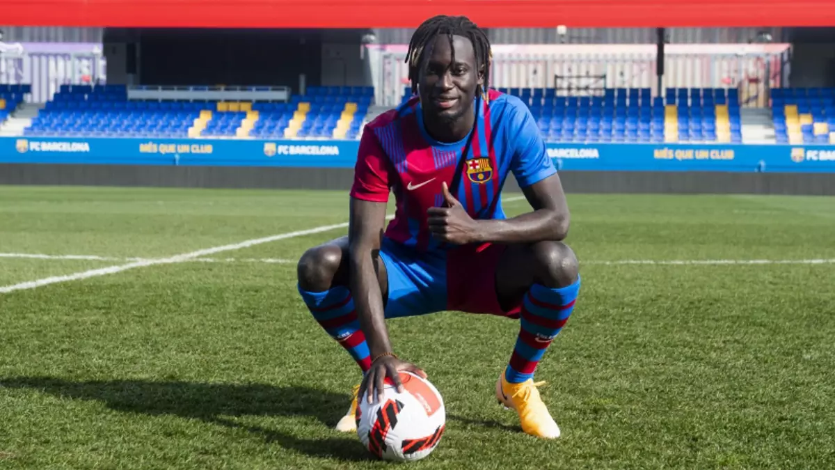 El mallorquín Alpha Dionkou posa con la camiseta del Barça B