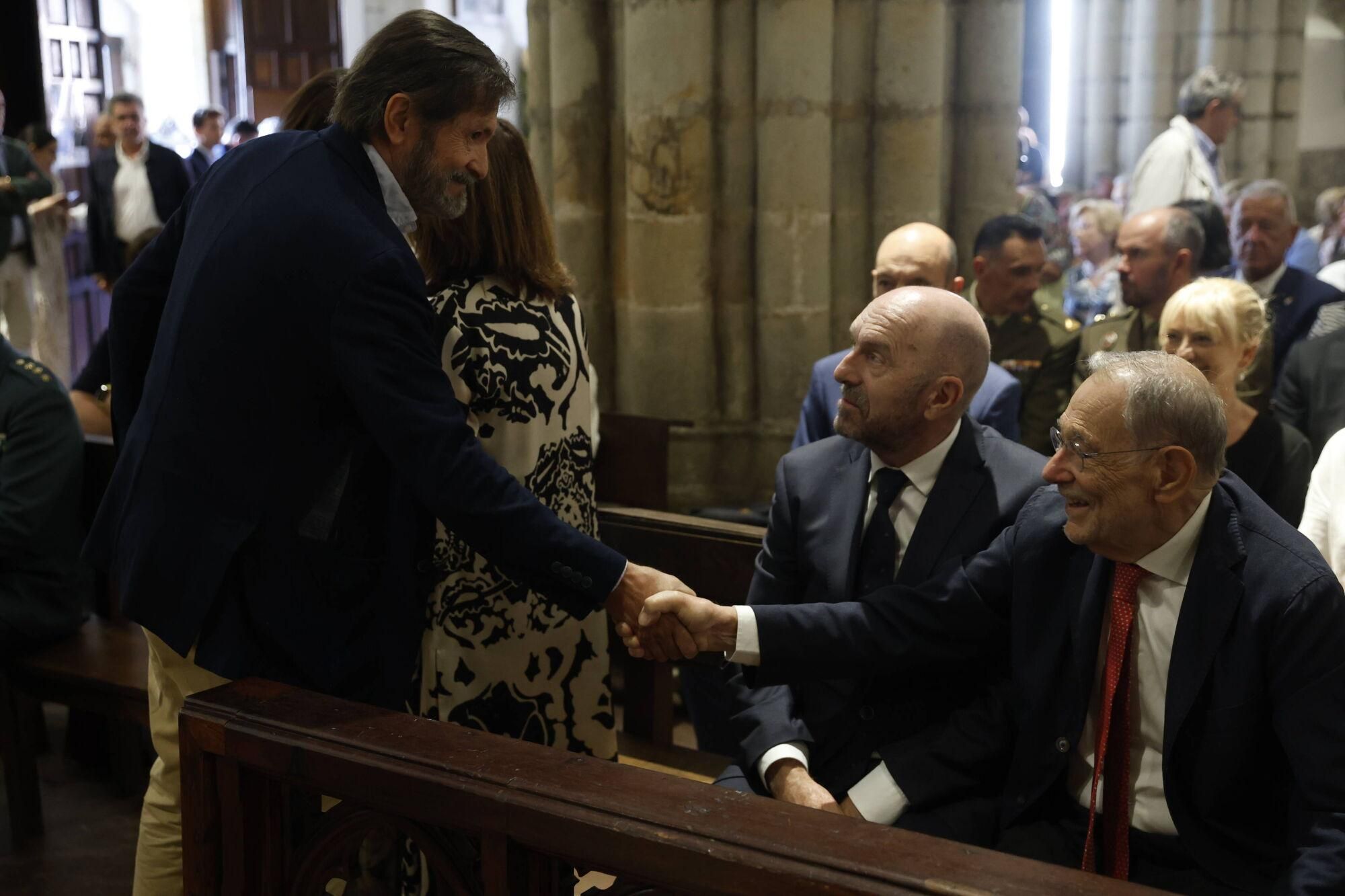 Las imágenes del funeral de Antonio Trevín en la basílica de Llanes.