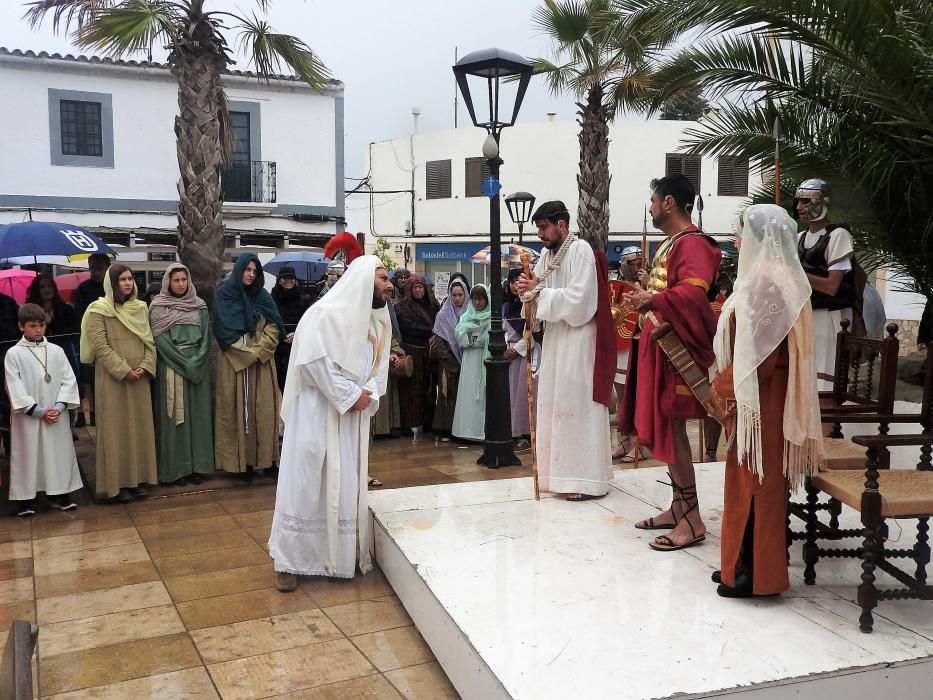 El tiempo dio una tregua para la procesión de Jesús Nazareno en Sant Ferran y ayer el vía crucis se celebró bajo una fina lluvia