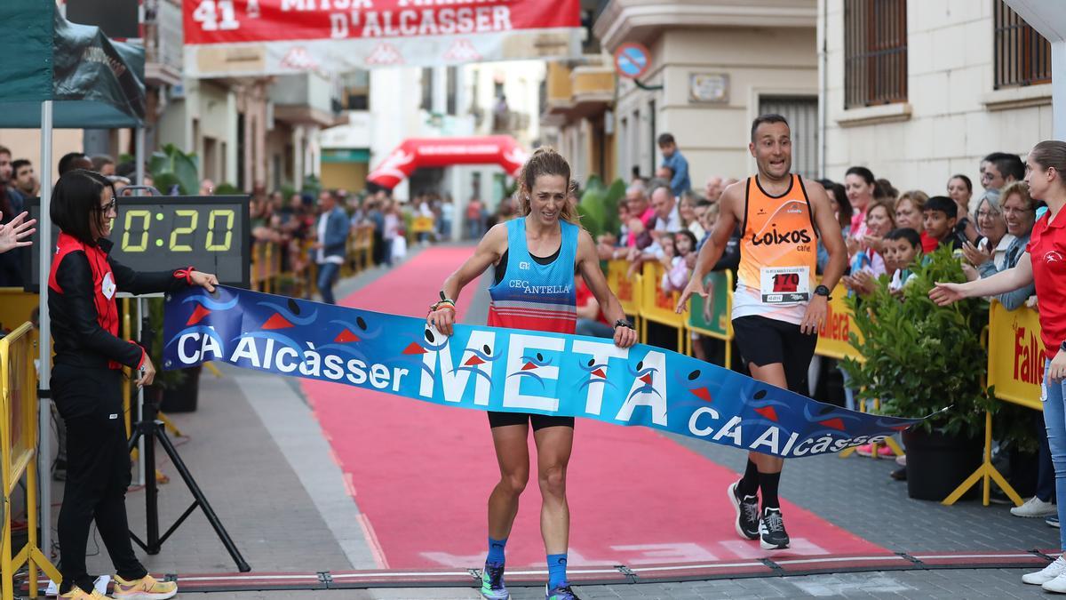 La primera chica en cruzar la línea de meta fue Cristina de la Torre, del CEC Antella.