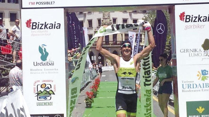 Gustavo Rodríguez festeja su triunfo en Bizkaia. // @bizkaiatriathlon