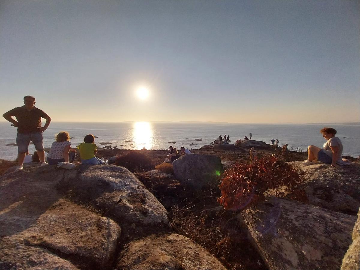 Vecinos y visitantes en Cabo Udra para el eclipse solar. Vecinos y visitantes en Cabo Udra para el eclipse solar.