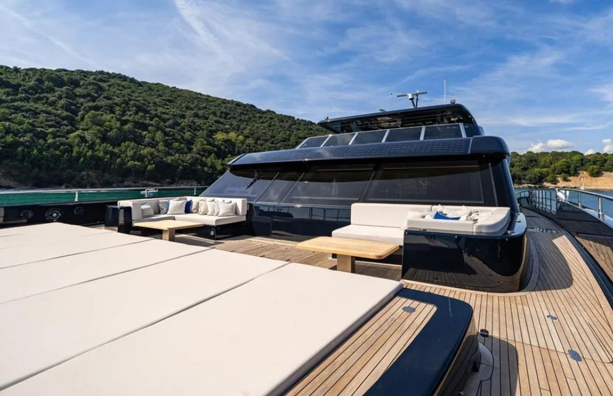 Galería: 'Petite Belle', el catamarán de 16,5 millones que no pasa desapercibido en el puerto de Ibiza