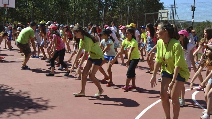 Monitores y jóvenes del campamento &quot;San Lorenzo&quot; desarrollan una actividad.