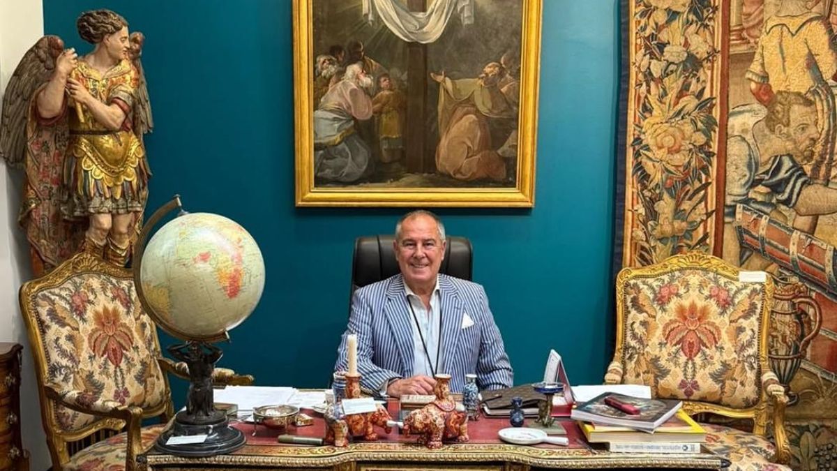 Carrillo de Albornoz y la obra de Goya a sus espaldas.