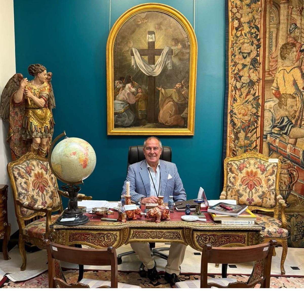 Carrillo de Albornoz y la obra de Goya a sus espaldas.