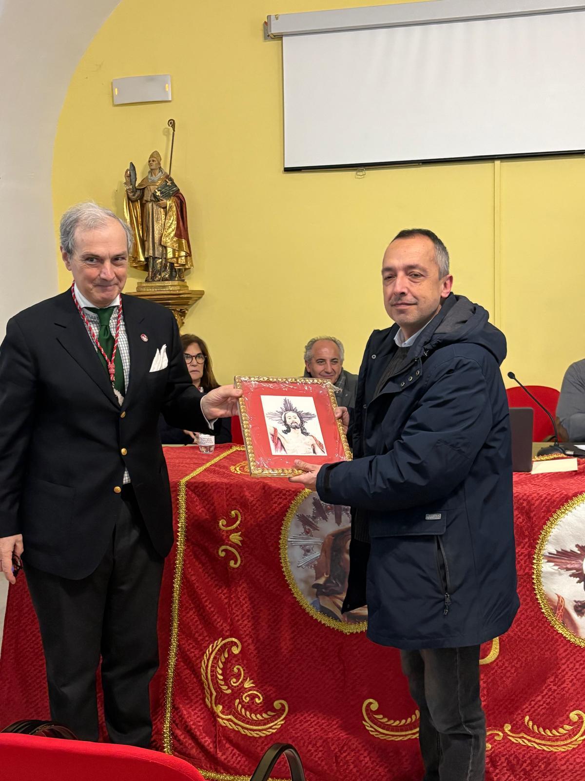 Entrega del cuadro al hijo del cofrade que tiene el número 1 de La Resurrección.