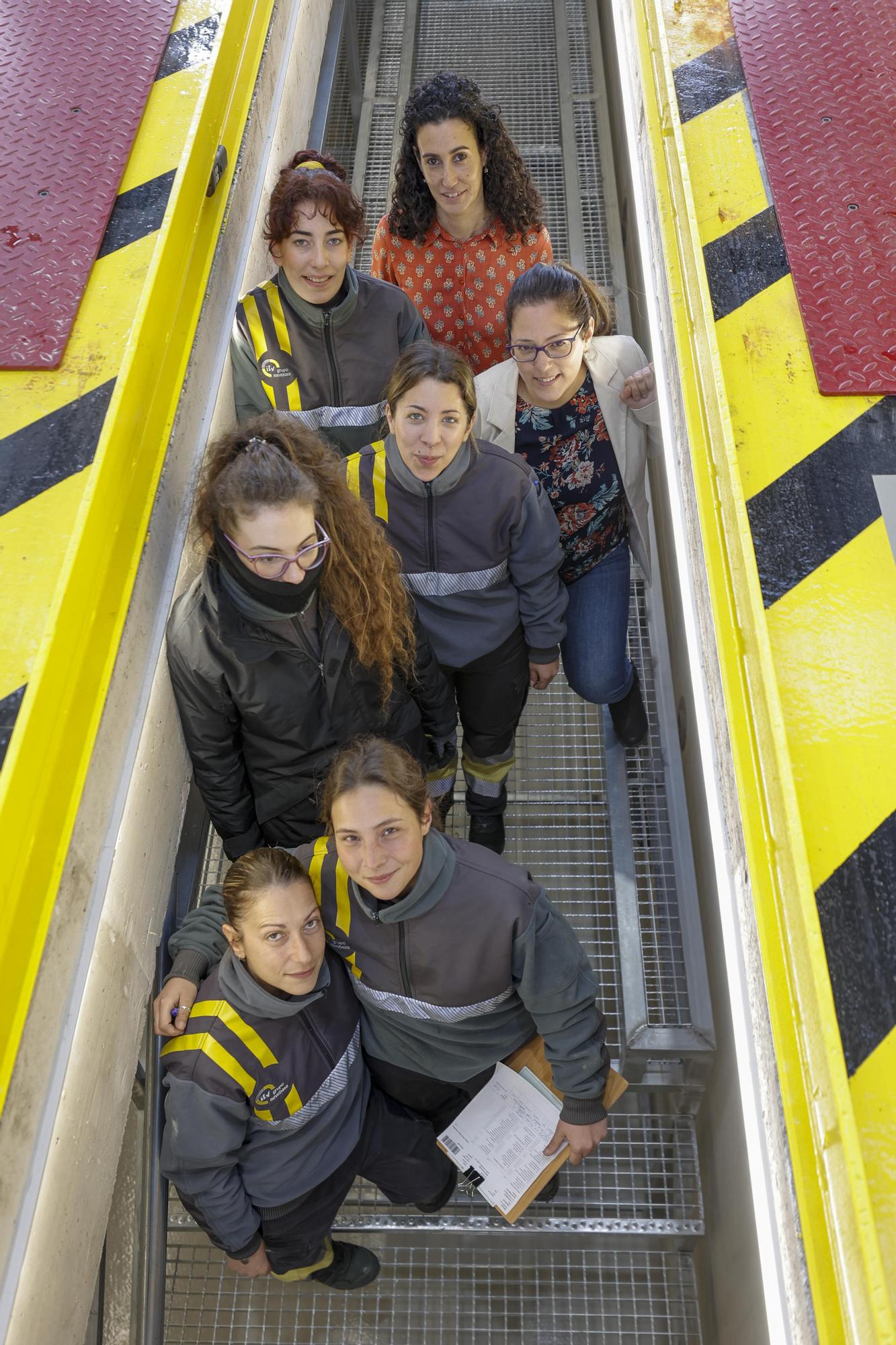 La plantilla de Itevebasa en Montijo, fotografiada en el foso de la línea de ITV.