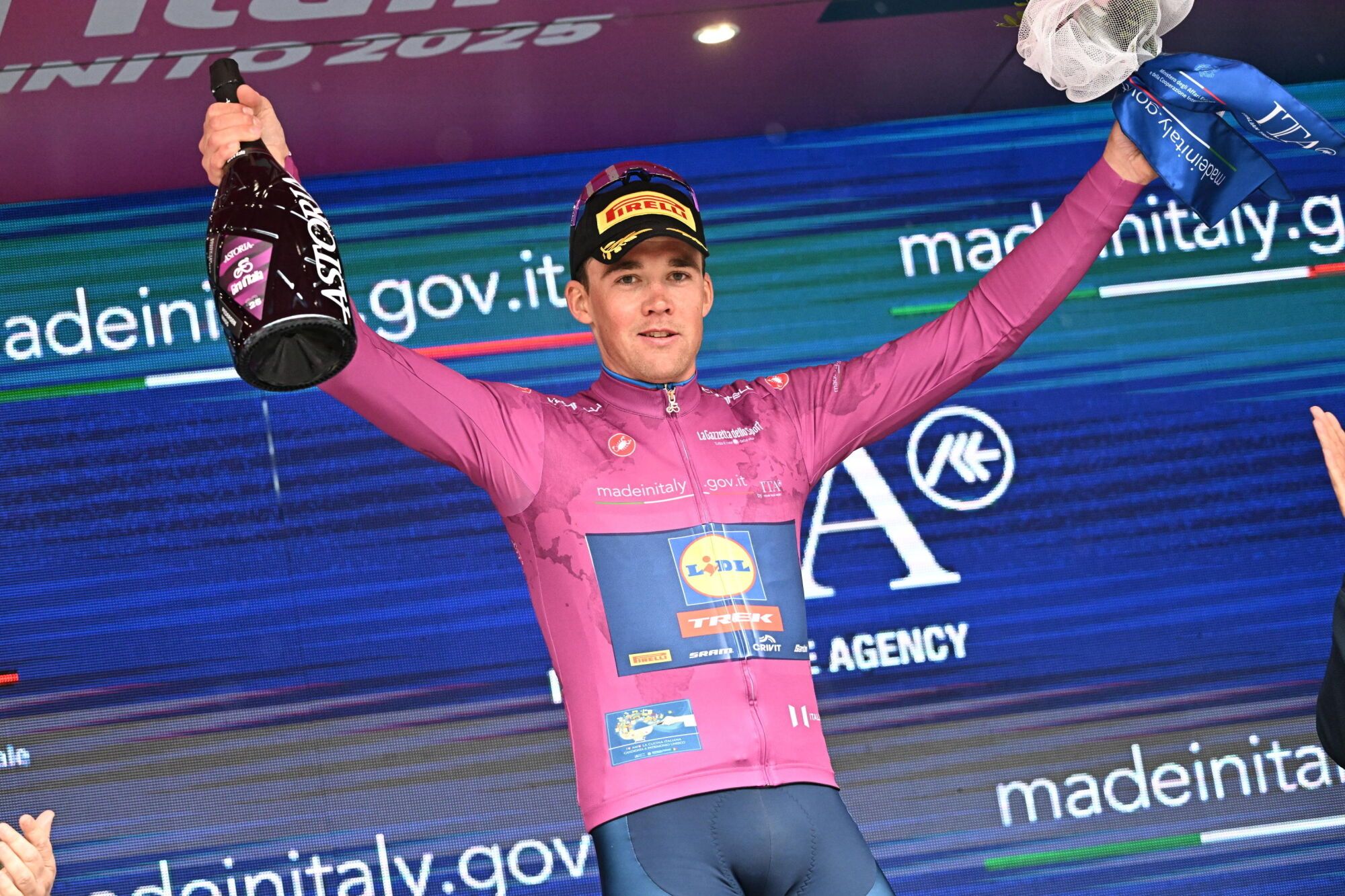 BORMIO (Italy), 28/05/2025.- Danish rider Mads Pedersen of Lidl-Trek team, retaining the points classification leader's cyclamen jersey, celebrates on the podium after the 17th stage of the 108 Giro d'Italia 2025, cycling race over 155 km from San Michele all'Adige to Bormio, 28 May 2025. (Ciclismo, Italia) EFE/EPA/LUCA ZENNARO