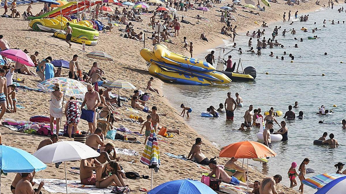 La platja de Lloret de Mar, més plena de turistes aquest estiu que l’any passat.  | MARC MARTÍ