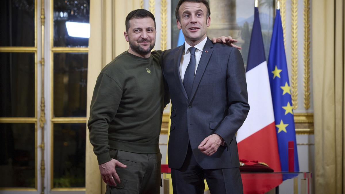 Archivo - Volodimir Zelenski y Emmanuel Macron