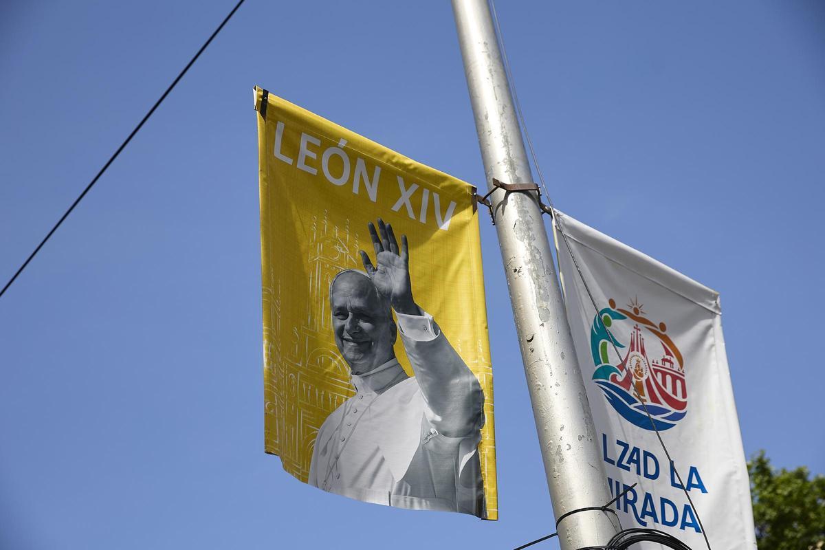 Un cartel colocado en Madrid por la visita del Papa León XIV a España.