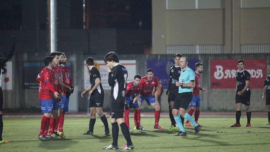 Un lance del partido disputado ayer entre el Barco y Barbadás. // I.O.