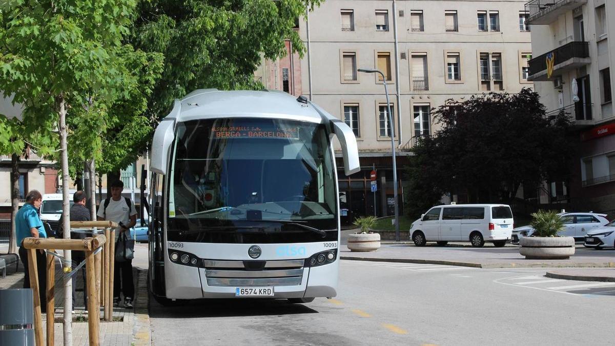 Un autobús de la línea entre Berga y Barcelona, en la estación del Passeig de la Pau