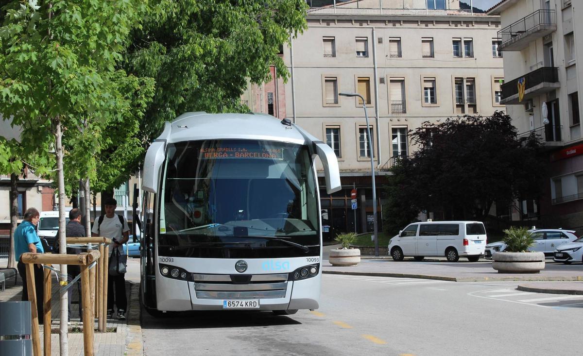 Un bus de la línia entre Berga i Barcelona, a lestació del passeig de la Pau