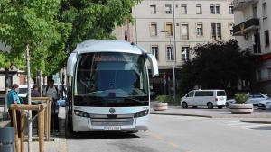 Un bus de la línia entre Berga i Barcelona, a lestació del passeig de la Pau