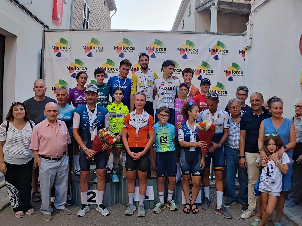 Podium con los ganadores de las distintas pruebas acompañados de Toni Karmany y Biel Company