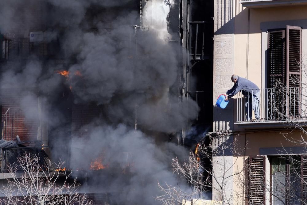 Incendi en un edifici del carrer del Carme de Girona.