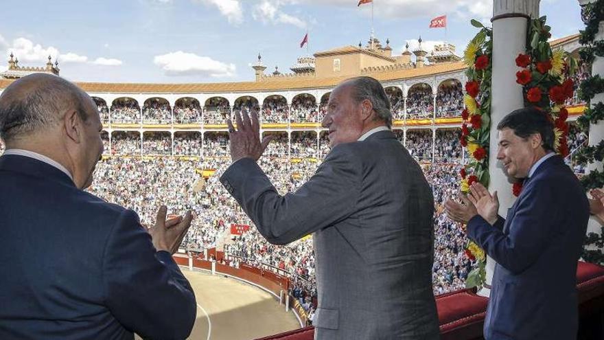 El Rey recibe una ovación junto al presidente madrileño, Ignacio González (dcha.), y el ministro Wert.