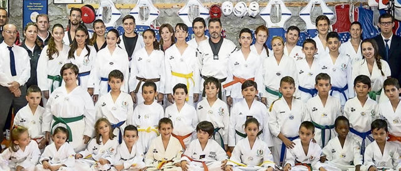 Foto de familia del Gimnasio Hodori de Arucas, con gran parte de sus integrantes.