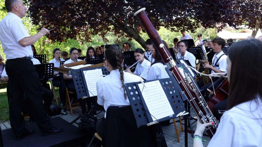 La Banda Municipal tocando en el parque da Coca.