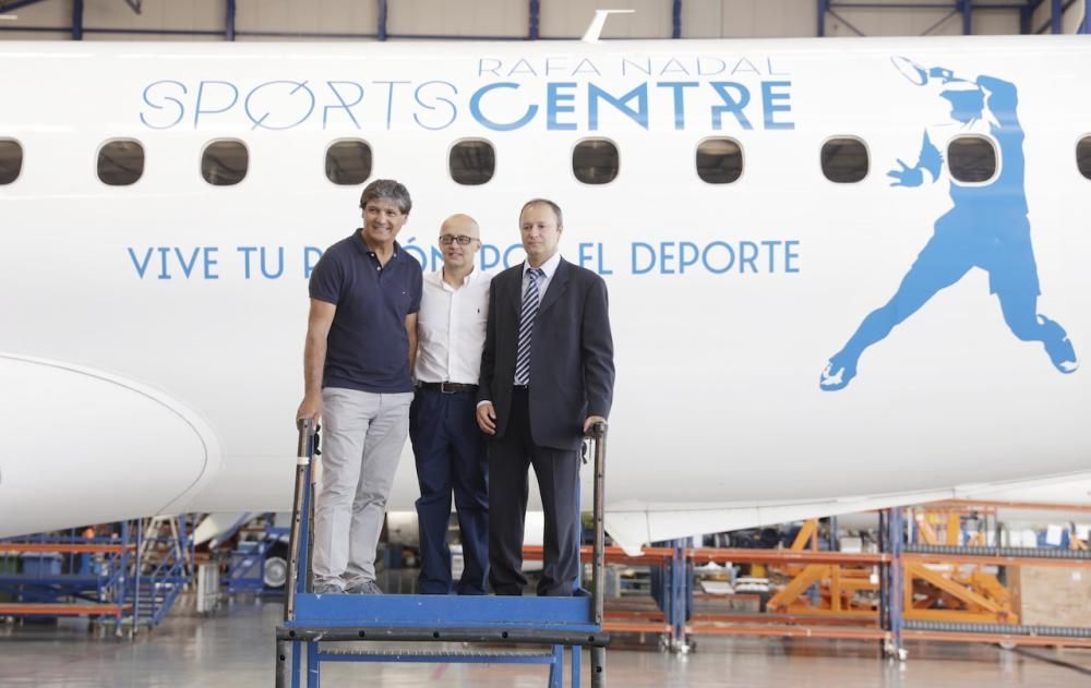 Presentación de avión de Air Europa rotulado con el nombre de la academia de Rafa Nadal