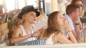 Cara Delevingne y Ashley Benson, en Saint Tropez, el 5 de julio pasado.