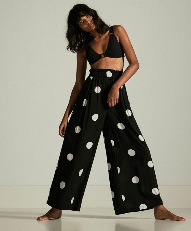 Looks 'beachy': pantalón pata ancha topos