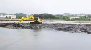 El recinto de Oleiros, que estará rematado en 2024, recibe ya los lodos del dragado de la ría
