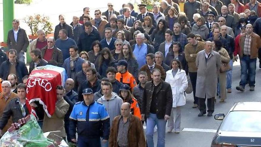 El féretro durante su traslado por las calles de Sama desde el tanatorio al Consistorio.