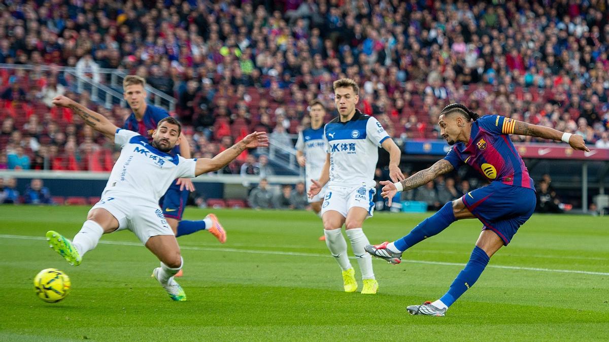 Raphinha dispara al marco de Alavés.