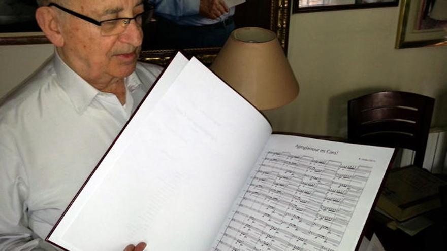 Rogelio Groba con la partitura de la obra