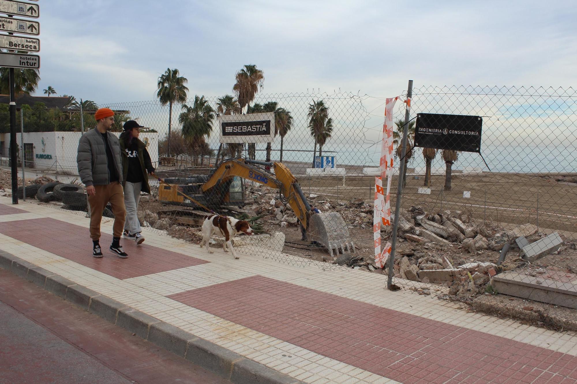 Las fotos de la 'desaparición' del Eurosol en Benicàssim: ya lo han derrumbado del todo