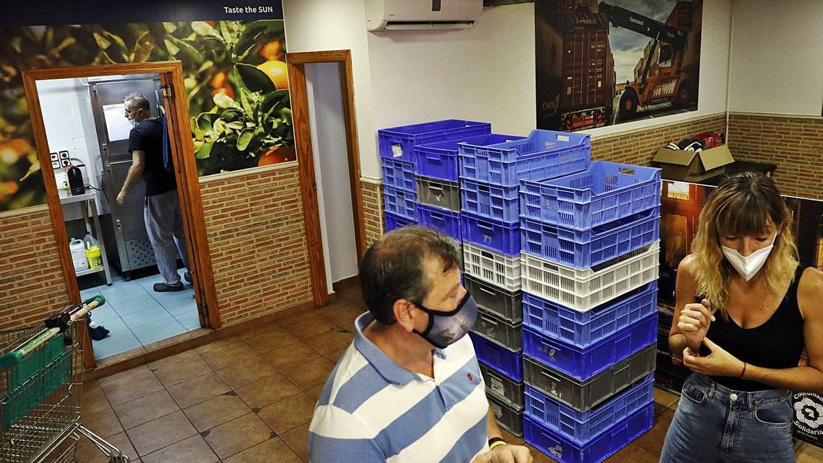 Cajas vacías en El Puchero Portuario, en el distrito Marítimo de València.  