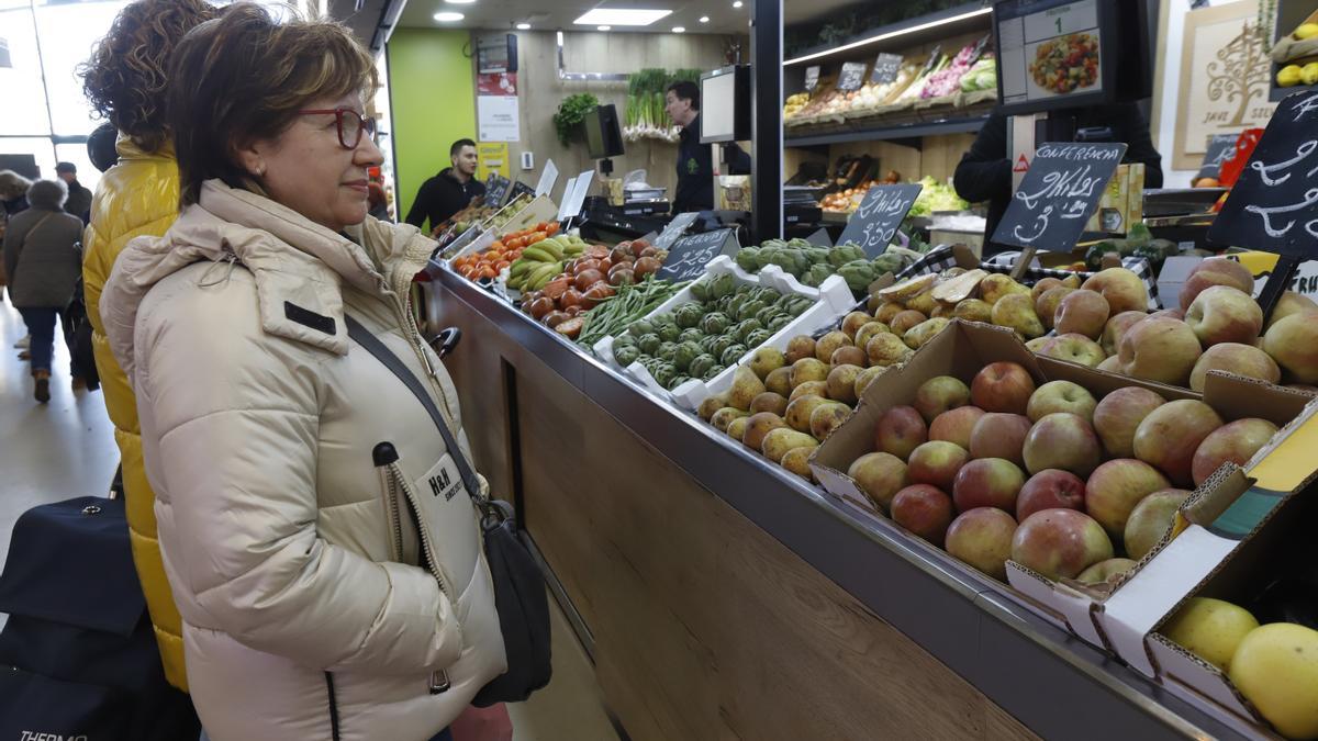 Un puesto de frutas y verduras del Mercado Central de Zaragoza, este viernes.