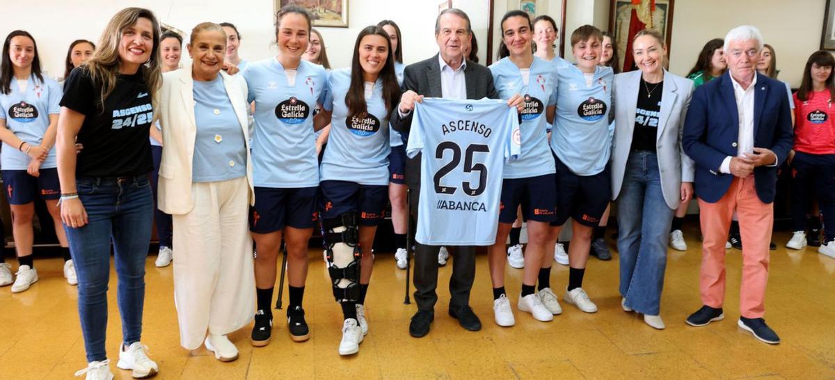 Caballero: «Esto va muy bien, Marián, esto es fantástico» 
Abel Caballero recibió ayer en la Alcaldía a As Celtas, a quienes el máximo regidor vigués felicitó por su ascenso a Segunda Federación. «Esto va muy bien, Marián, esto es fantástico», dijo Caballero al resaltar la gran temporada del conjunto celeste en su primer año de existencia. «Sois un factor vertebrador importantísimo en la ciudad porque todos vemos hacia vosotras», añadió el alcalde.