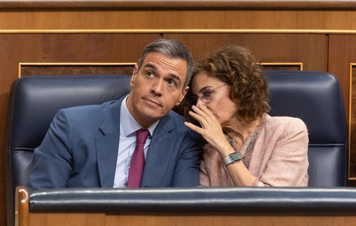 El presidente del Gobierno, Pedro Sánchez, y la vicepresidenta primera y ministra de Hacienda, María Jesús Montero, durante el pleno del Congreso este jueves.