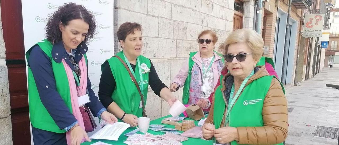 Voluntarias de la AECC, en una campaña informativa desarrollada en Toro sobre la enfermedad. | M. J. C.