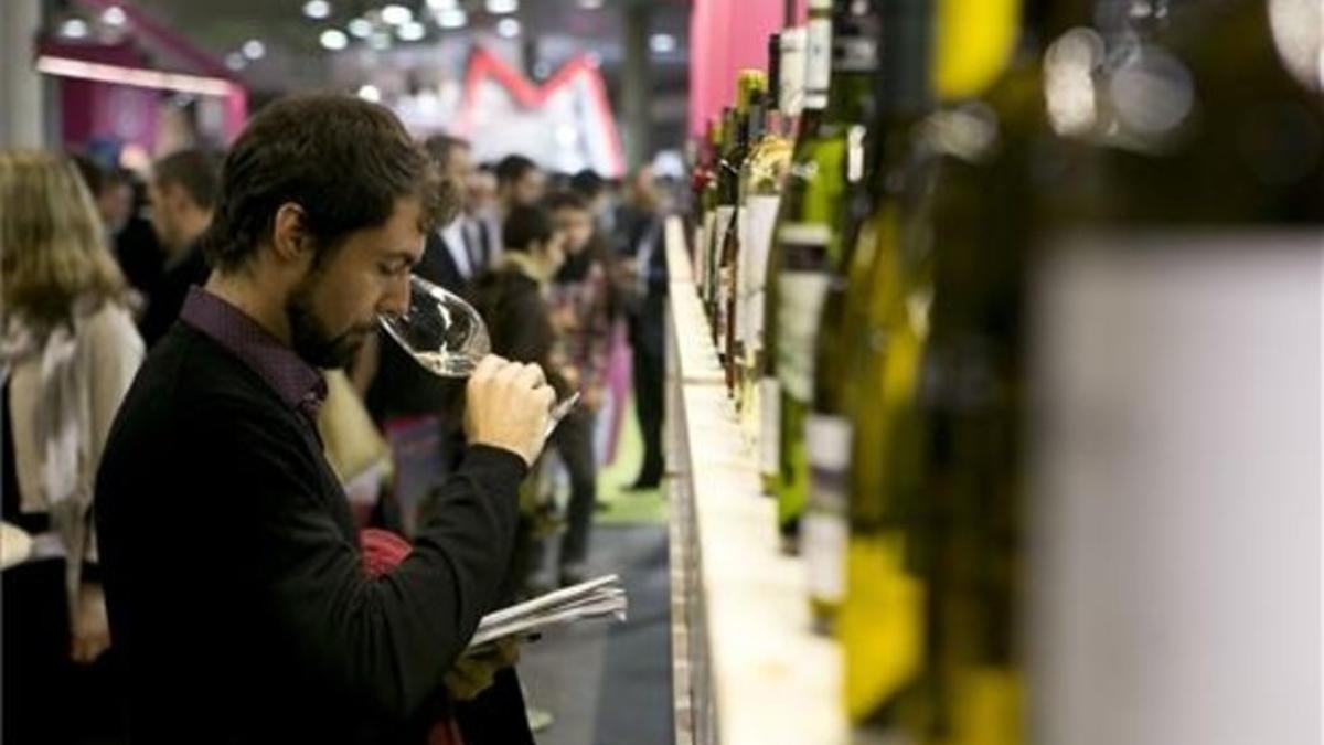 Un asistente prueba un vino en Alimentaria.